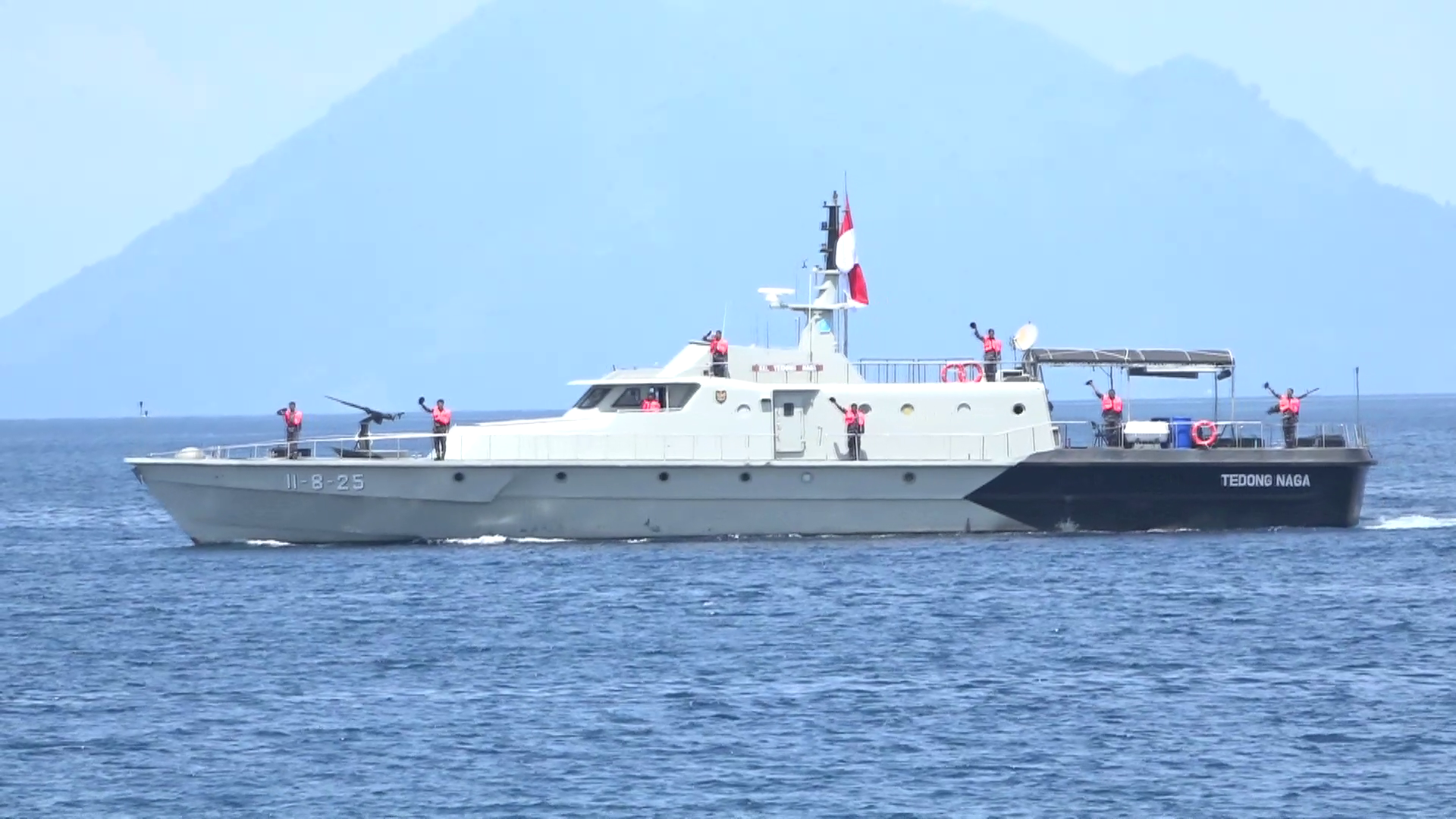 Parade Kapal dan Paramotor Meriahkan Open Tournament Fin Swimming di Mega Mas