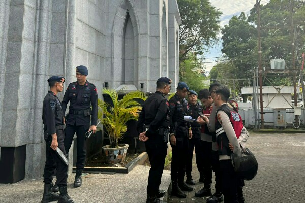 Brimob dan K-9 Samapta Polda Sulut Lakukan Sterilisasi Gereja Jelang Misa Malam Natal