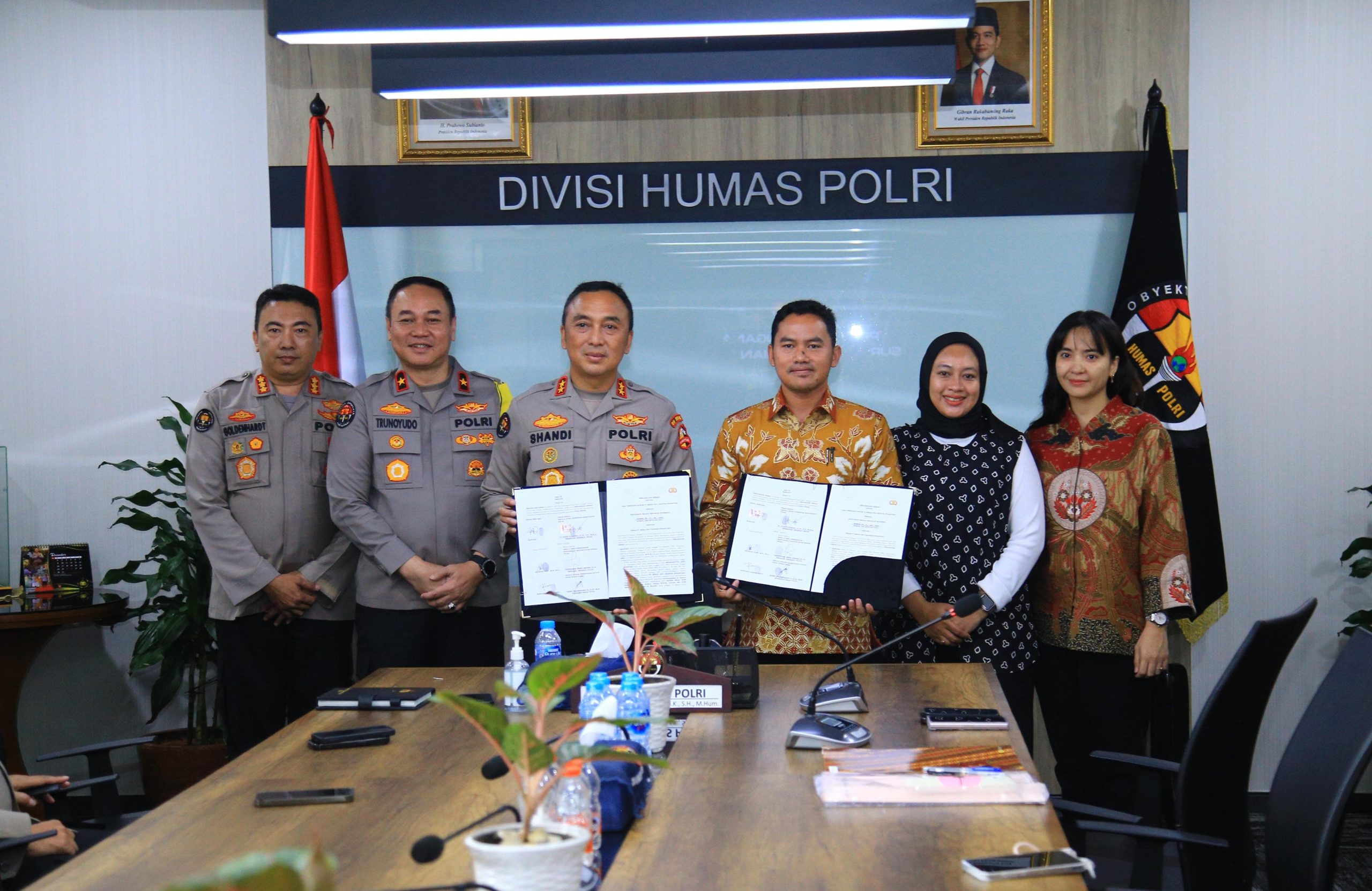 Divisi Humas Terima Hibah Dari PT MITN