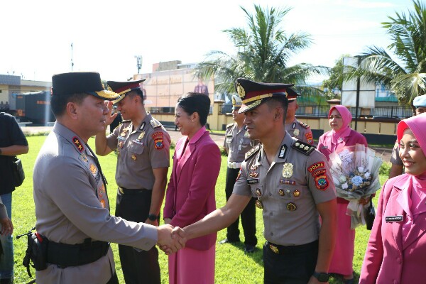 Kapolda Sulut Pimpin Upacara Kenaikan Pangkat 200 Personel, ini Pesannya