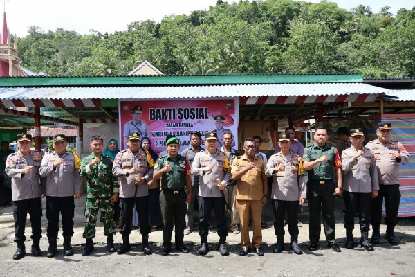 Kunjungi Polres Kepulauan Sangihe, Kapolda Berikan Bansos kepada Warga Kurang Mampu dan Semangati Personel
