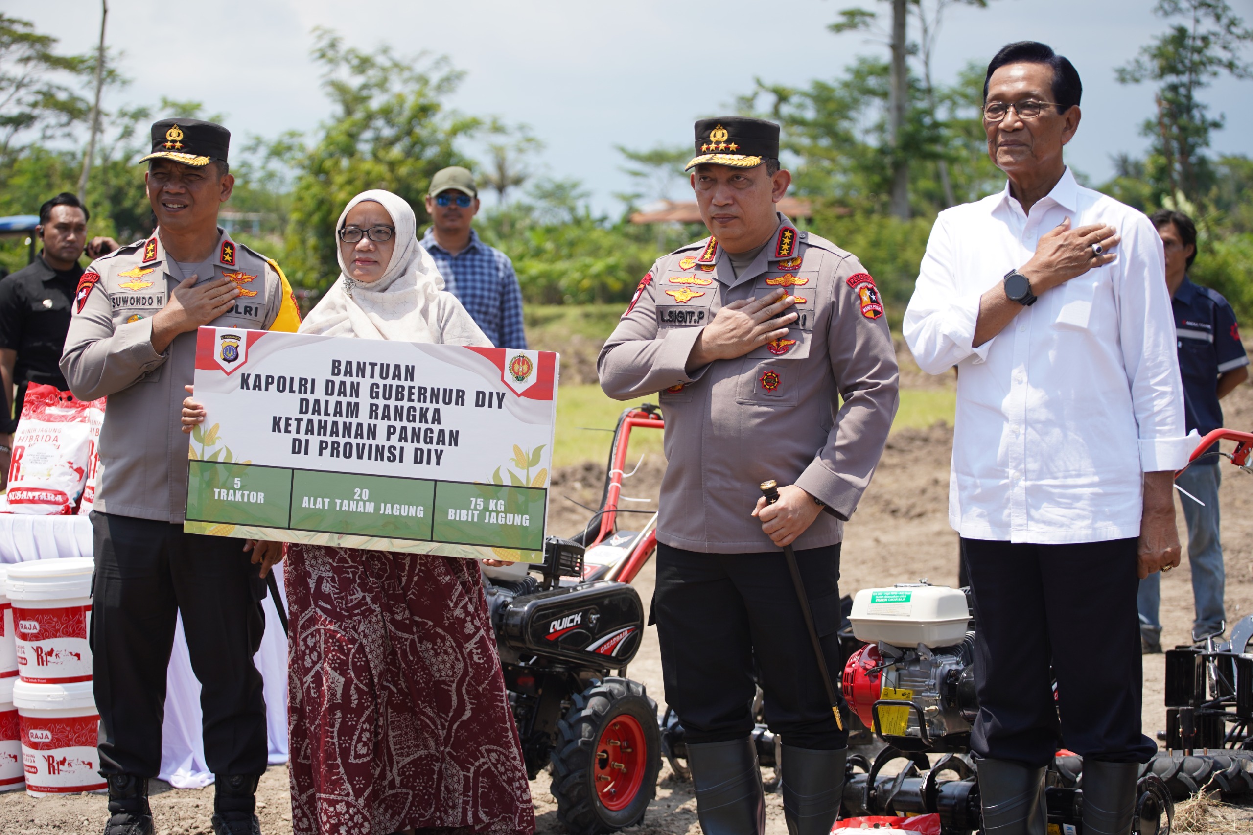 Kapolri dan Gubernur Yogyakarta Sri Sultan Hamangku Buwono X Menanam Jagung Bersama
