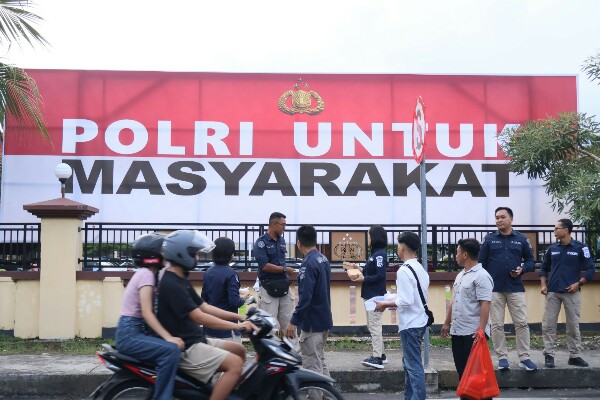 Polri untuk Masyarakat, Polda Sulut dan Jajaran Bagi-bagi Takjil
