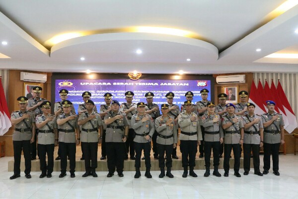 Kapolda Sulut Pimpin Sertijab Kapolres Minahasa AKBP Steven Simbar SIK dan Sejumblah PJU Polda Sulut