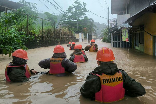 Polda Sulut Turunkan Pasukan Brimob dan Polairud Evakuasi Warga Terdampak Banjir dan Tanah Longsor Manado