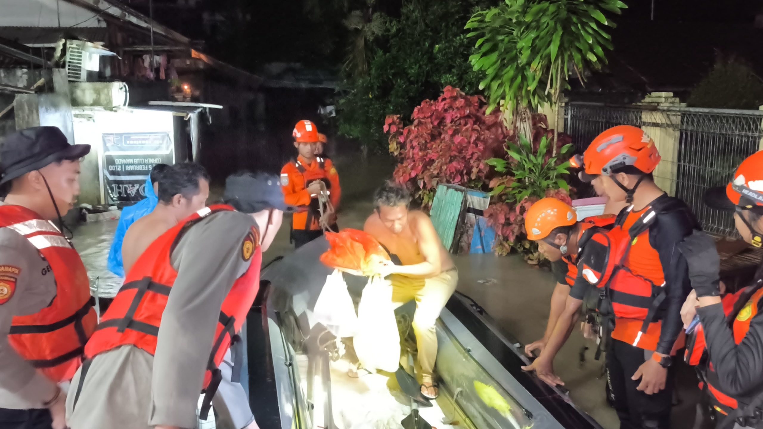 Ditsamapta Polda Sulut Evakuasi Korban Banjir dan Dirikan Tenda di Tuminting-Bunaken