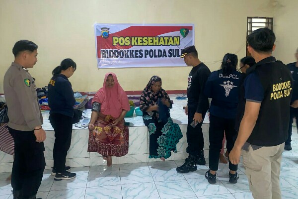 Biddokkes Polda Sulut Berikan Layanan Kesehatan kepada Korban Banjir di Malendeng, Komo Luar dan Tikala
