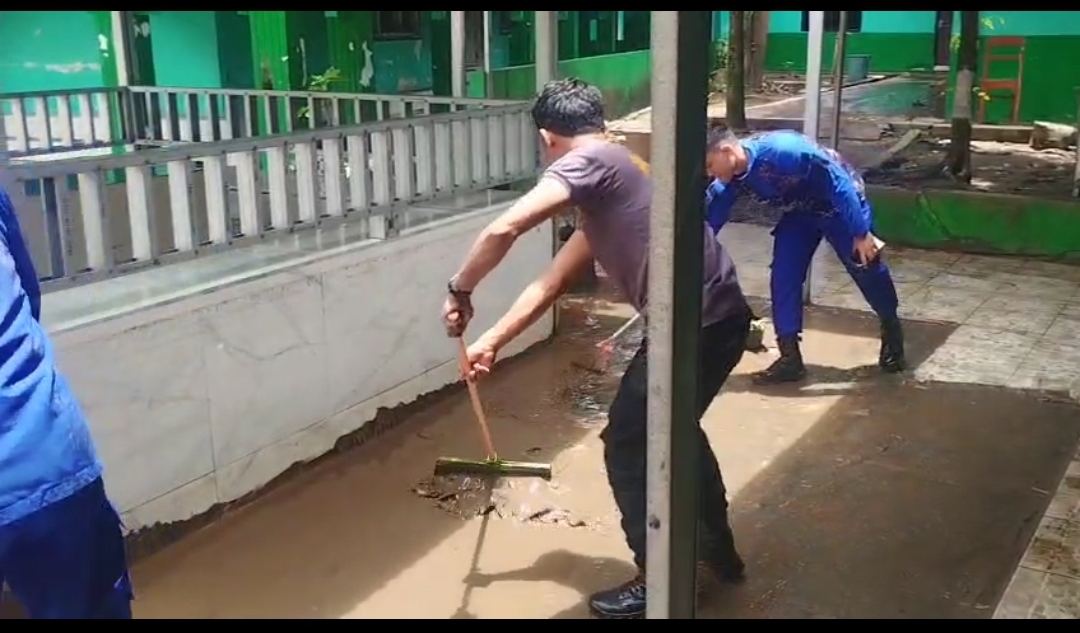 Ditpolairud Polda Sulut Bersihkan Lumpur Dampak Banjir di Bailang Manado