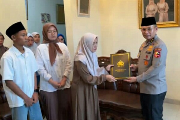 Kapolri Berikan Penghargaan Rekpro Bintara ke Daffa, Sepupu Almarhum Briptu Ghalib