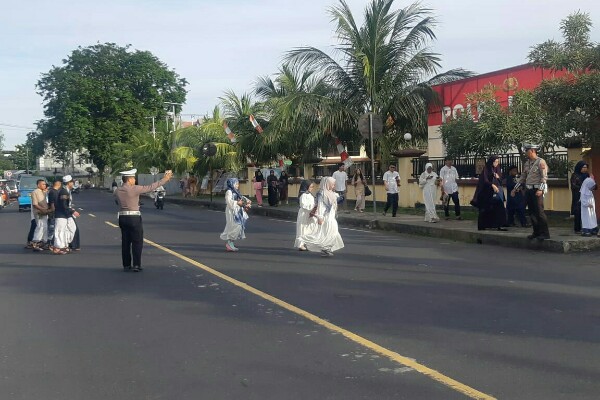 Personel Polri Amankan Pelaksanaan Sholat Idul Adha 1446 H di Sulawesi Utara
