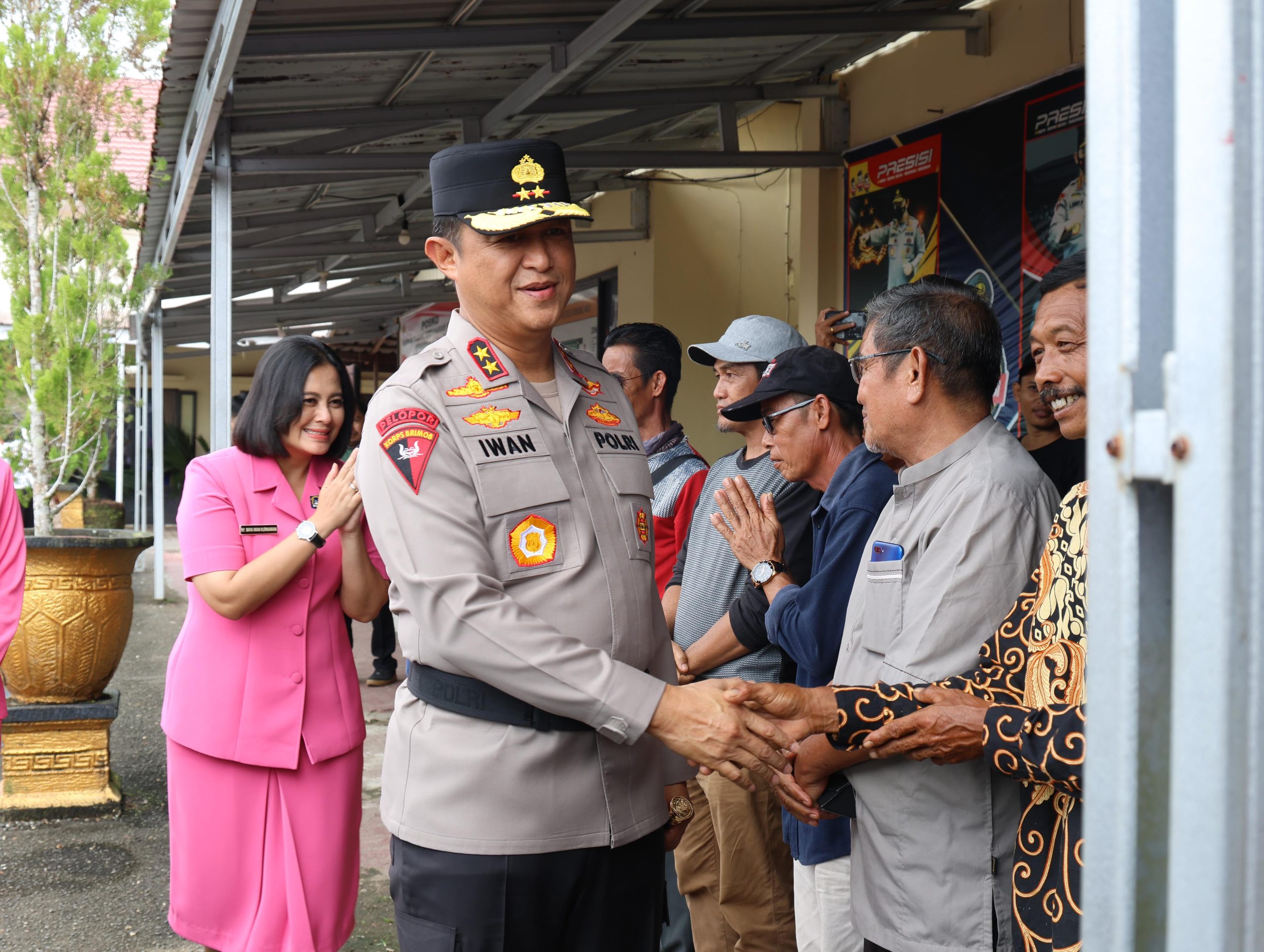 Sambut Hari Bhayangkara ke-79, Kapolda Kalteng Pimpin Bakti Kesehatan dan Serahkan Bansos untuk Petani di Gunung Mas