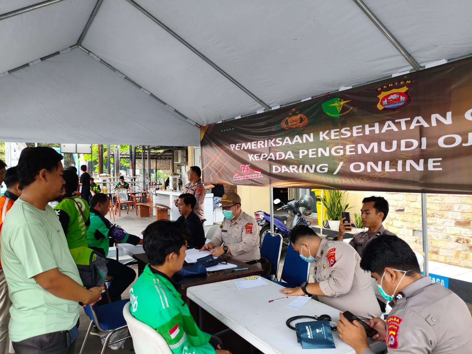 Biddokes Polda Banten Beri Pengobatan Gratis Kepada 608 Driver Ojek Online