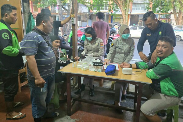 Semarak Hari Bhayangkara ke-79, Biddokkes Polda Sulut Gelar Pemeriksaan Kesehatan Gratis bagi Pengemudi Ojol