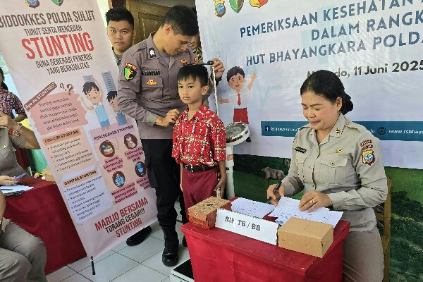 80 Pelajar SD dan SMA di Manado Dapat Pemeriksaan Gratis dan Penyuluhan Kesehatan dari Biddokkes Polda Sulut