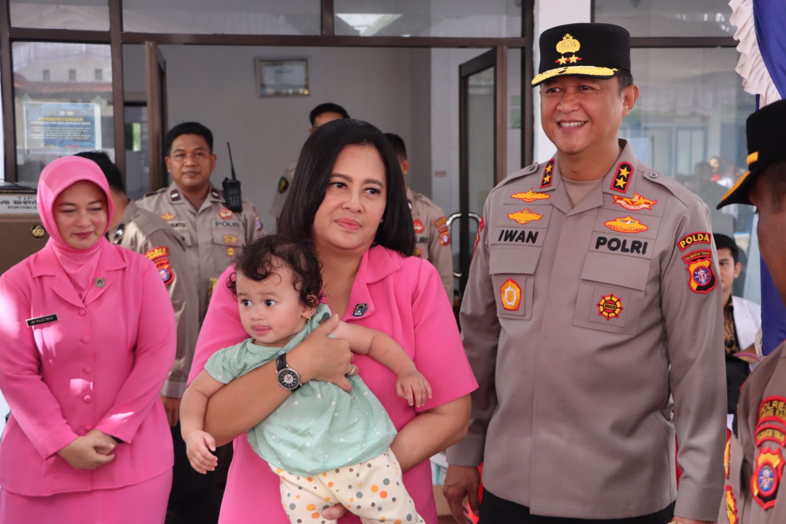 Sambut Hari Bhayangkara ke-79, Kapolda Kalteng Pimpin Bakti Sosial Sekaligus Berikan Bansos Untuk Purnawirawan Polri, Stunting dan Masyarakat di Murung Raya