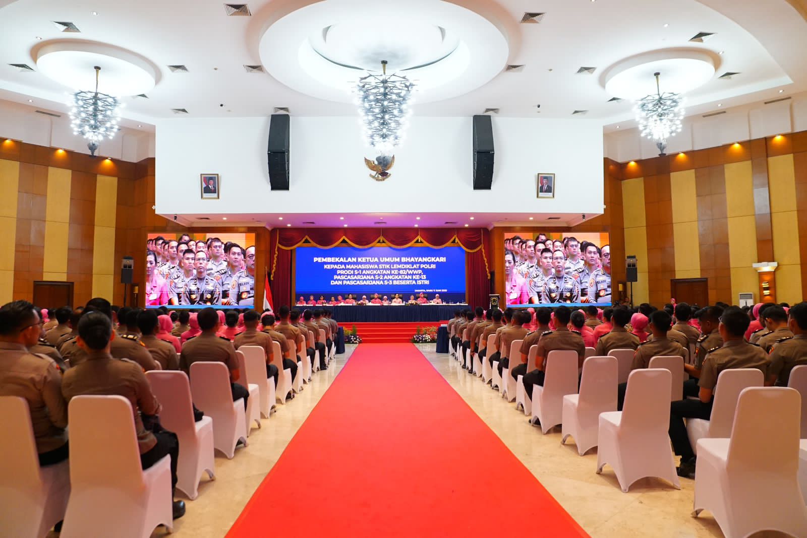 Pembekalan Ketua Umum Bhayangkari Kepada Mahasiswa STIK Lemdiklat Polri Prodi S-1 Angkatan Ke 82, Pascasarjana S-2 Angkatan Ke 13 Dan Pascasarjana S-3 Beserta Istri