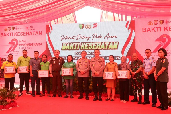 Polda Sulut Serahkan 200 Paket Bansos kepada Pengemudi Ojol