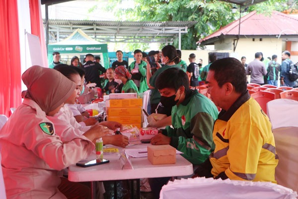Pengemudi Ojol Senang, Dapat Pelayanan Kesehatan Gratis Hari Bhayangkara ke-79 Polda Sulut