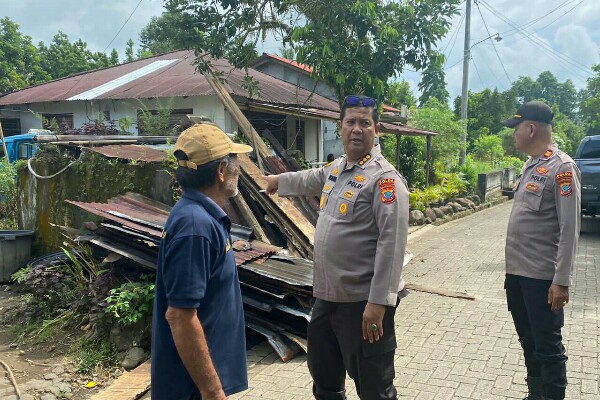 Bedah Rumah dan Pembuatan Fasilitas Air Bersih di Tenga Dimulai, Karolog Polda Sulut Pantau Langsung Pekerjaan