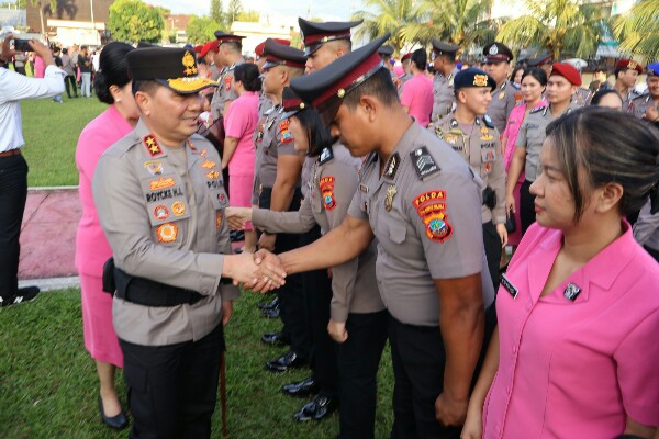 Kapolda Sulut Pimpin Upacara Kenaikan Pangkat 257 Personel Polri