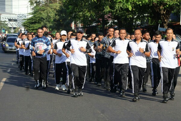 Wakapolda Brigjen Pol Awi Setiyono Pimpin Olahraga Bersama di Lapangan Presisi Polda Sulut