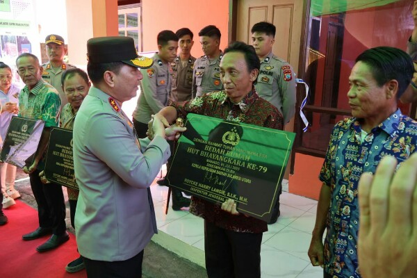 Kapolda Sulut Resmikan Bedah Rumah Hari Bhayangkara ke-79 di Minahasa Selatan.
