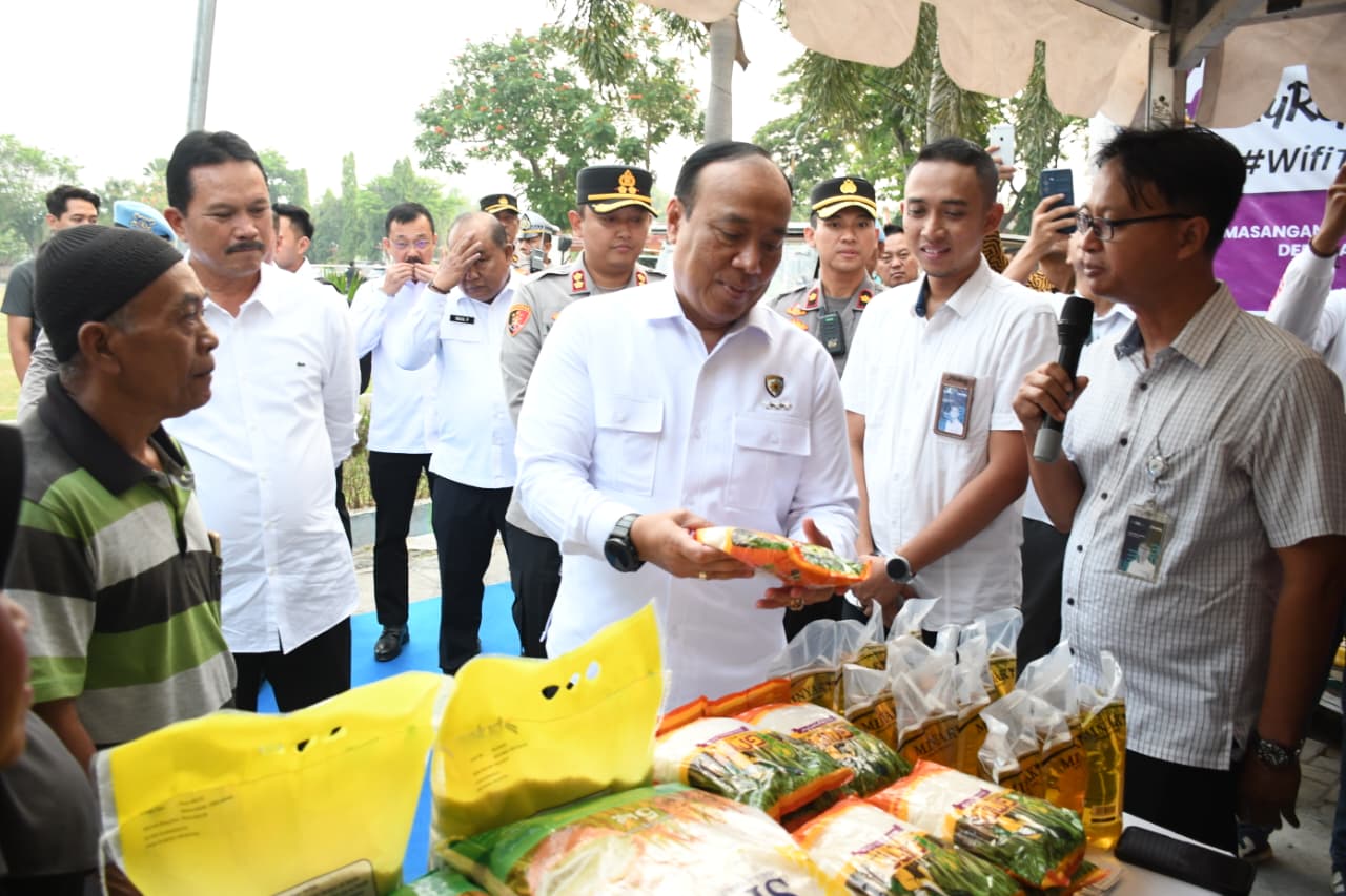 Polri Distribusikan 6 Ton Beras Menggelar Gerakan Pasar Murah di Madiun, Sinergi dengan Bulog Tekan Inflasi