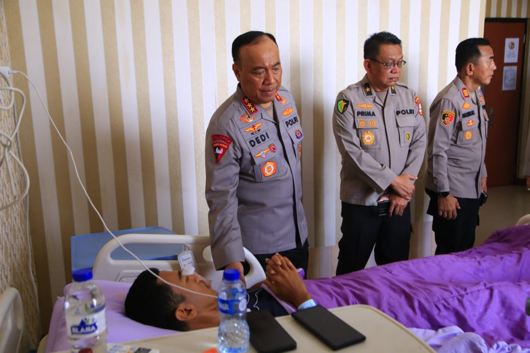 Wakapolri Tinjau Pasien Korban Unjuk Rasa di RS Bhayangkara Pusdokkes Polri