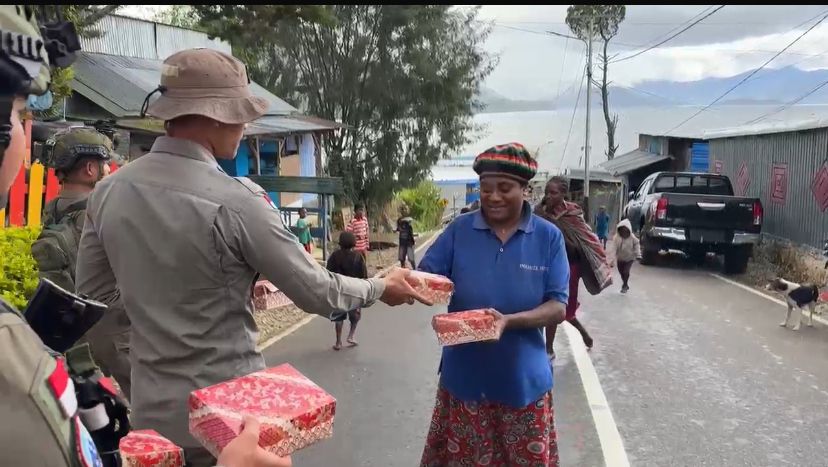 Rayakan HUT Brimob ke-80, Satgas Tindak Sektor Paniai Gelar Bakti Sosial Berbagi Paket Makanan untuk Warga Paniai