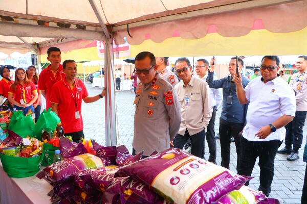 Polda Sulut Gelar Gerakan Pangan Murah Jelang Nataru di Lapangan Bryan Tatontos