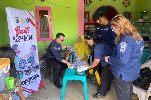 Biddokkes Polda Sulut Gelar Bakti Kesehatan di Watuliney dan Molompar Minahasa Tenggara