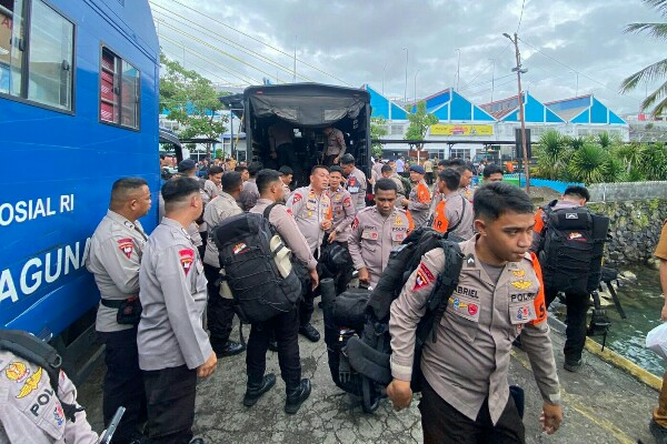 Banjir Bandang Terjang Sitaro, Polisi Bantu Evakuasi Warga