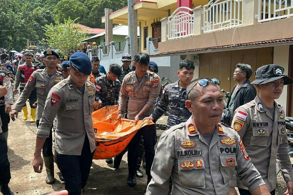 Polisi Temukan Korban Hilang dan Lakukan Pembersihan Jalan Akibat Banjir Bandang di Sitaro