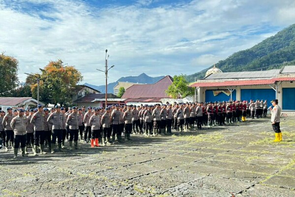 56 Personel Samapta Polda Sulut Bantu Penanggulangan Bencana dan Pencarian Korban Banjir di Sitaro