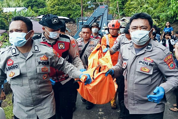 Dibantu K9, Polisi dan Petugas Gabungan Temukan 1 Korban Banjir Bandang di Kampung Laghaeng Siau Timur