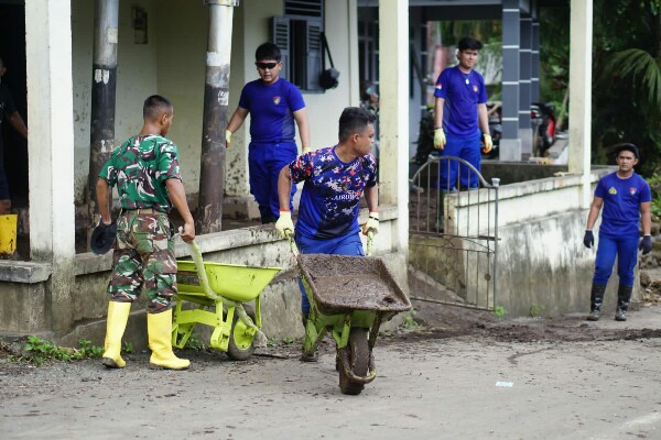 Personel Polairud Polda Sulut Bantu Bersih-bersih Rumah Warga Terdampak Banjir Bandang di Sitaro