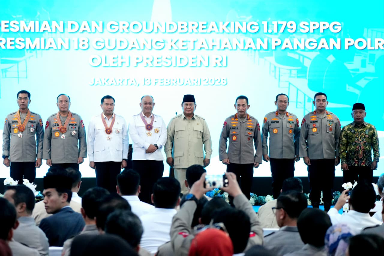 PRESIDEN PRABOWO ANUGERAHKAN BINTANG JASA DAN SATYALANCANA WIRA KARYA KEPADA PENGGERAK MBG DAN RANTAI PASOK SPPG POLRI