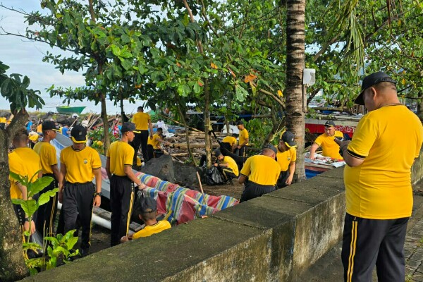 Personel Polri Turut Serta dalam Kerja Bakti Massal Forkopimda Sulut di Sepanjang Pesisir Pantai Teluk Manado