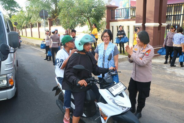 Sapa Pengendara dengan Senyum, Polwan Polda Sulut Bagikan Takjil di Depan Mapolda