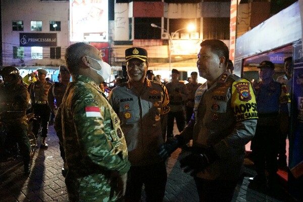 Pastikan Malam Takbiran Kondusif, Kapolda Sulut Bersama Pangdam XIII/Merdeka Pimpin Patroli Roda Dua di Manado