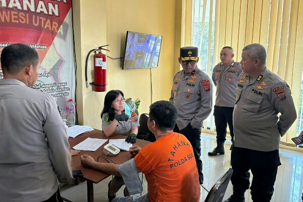 Wakapolda Sulut Pantau Pemeriksaan Kesehatan Rutin Tahanan di Rutan Mapolda