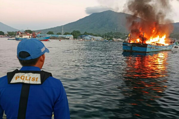 Reaksi Cepat Ditpolairud Polda Sulut Jinakkan Api di KM Maranatha 04, di Selat Lembeh
