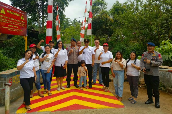 Wujudkan Kepedulian, Dansat Brimob Polda Sulut Resmikan Jembatan Desa Ranotongkor Timur​
