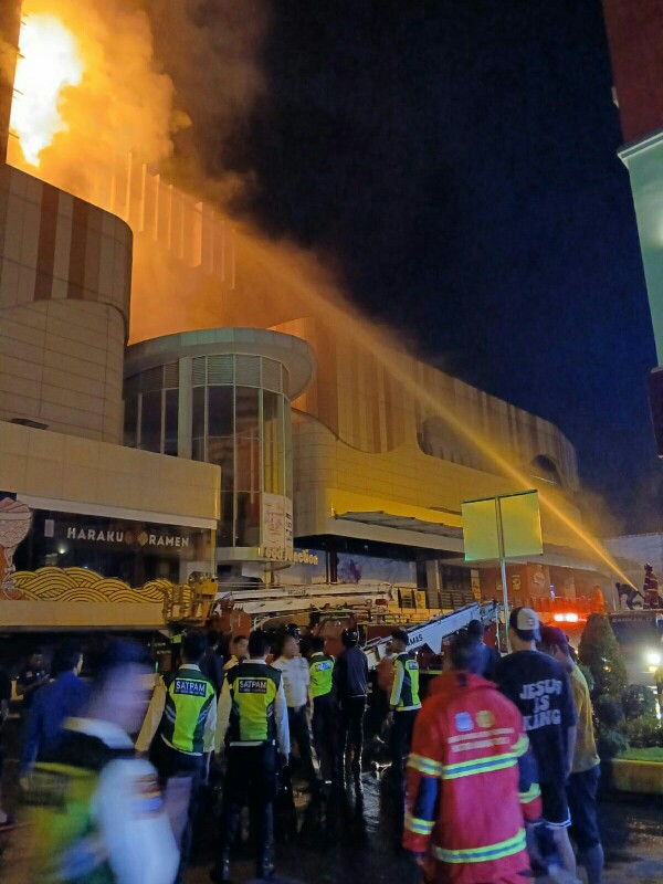 Mega Mall Manado Terbakar, Polisi Pastikan Area Steril, 1 Korban Jiwa Ditemukan