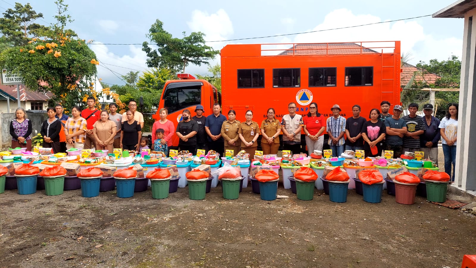 Pemkab Minahasa Berikan Bantuan Korban Bencana Angin Puting Beliung di Desa Totolan.