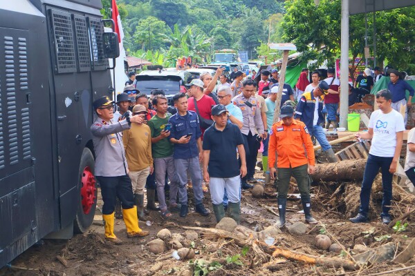 Wakapolda Sulut Tinjau Penanganan Darurat Pasca Banjir Bandang di Kecamatan Bolaang