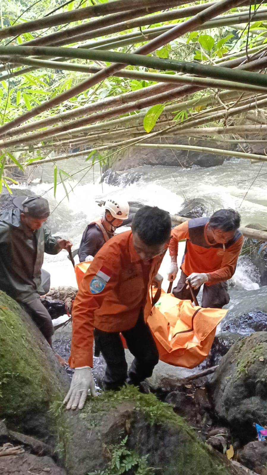 Remaja Hanyut di Sungai Air Terjun Paris Minahasa Ditemukan Tim SAR Gabungan