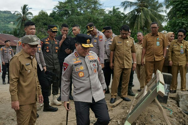 Kapolda Sulut Tinjau Lokasi Banjir Bandang di Solimandungan 2 dan Salurkan Bantuan Kemanusiaan