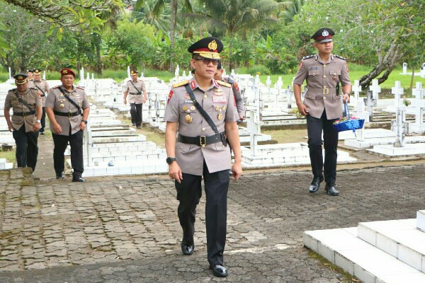 Jelang Hari Bhayangkara ke-80, Wakapolda Sulut Pimpin Ziarah Rombongan di TMP Kairagi Manado