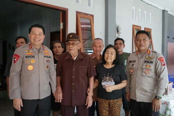 Sambut Hari Bhayangkara ke-80, Polda Sulut Gelar Anjangsana ke Personel yang Sakit dan Purnawirawan Polri
